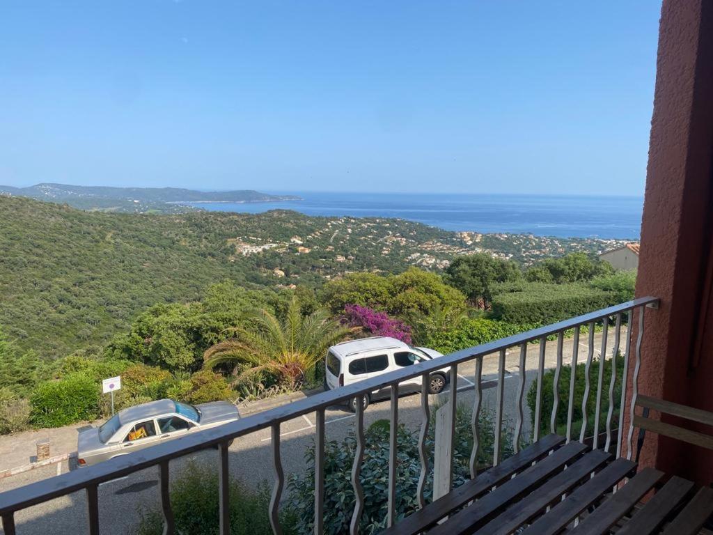 Location Vacance Vue Mer 4 A 6 Personnes Cavalaire-sur-Mer Eksteriør bilde